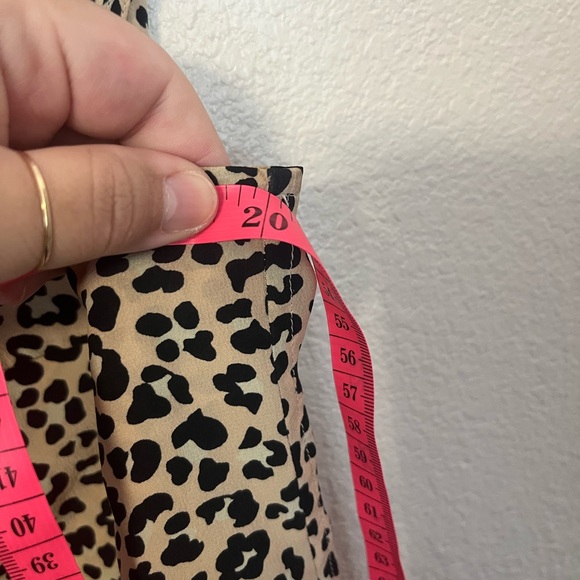 Equipment 100% Silk Cheetah Print Sleeveless Button Down Blouse Size Small - Picture 6 of 9